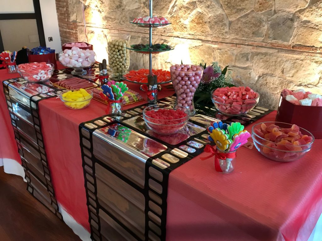 buffet de chuches en una boda de cine