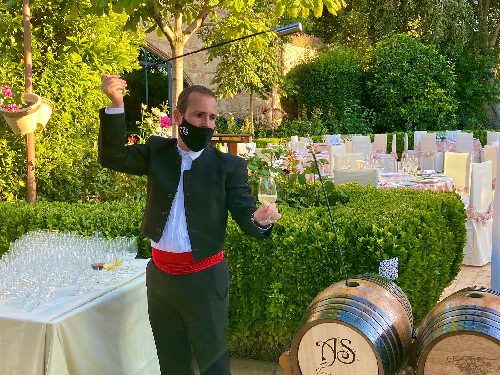 eab90ac8-6b92-4324-bec2-52d4c62d118b una boda rociera escanciador